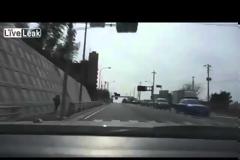 VIDEO: Παιδί πέφτει εν κινήσει από τη μηχανή και ο πατέρας... χαμπάρι
