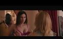 Η Leslie Mann «δοκιμάζει» το στήθος της Megan Fox