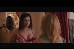 Η Leslie Mann «δοκιμάζει» το στήθος της Megan Fox