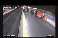 Βίντεο-Σοκ: Γυναίκα πέφτει στις ράγες του μετρό