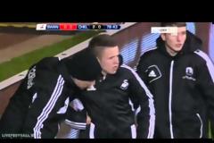 Κλώτσησε το ballboy ο Αζάρ αλλά τη γλίτωσε