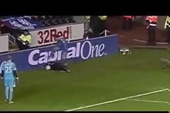 Ο Αζάρ κλώτσησε τη μπάλα! (video)