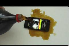 Τι παθαίνει το iPhone 5 όταν του ρίχνεις Coca Cola