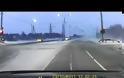 VIDEO: Νταλίκα...ξηλώνει φανάρι!