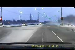 VIDEO: Νταλίκα...ξηλώνει φανάρι!