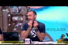 Ότι νά ναι είναι η δημόσια τηλεόραση....Του ζήτησε φωτιά για να ανάψει τo τσιγάρο την στιγμή που έλεγε τον καιρό...ΑΠΙΣΤΕΥΤΟ...;