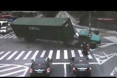 Βίντεο: Σώθηκε για... ένα εκατοστό!