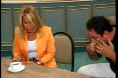 ΔΕΝ ΥΠΑΡΧΕΙ Ο άνθρωπος που... εκσφενδονίζει γάλα από το μάτι του!