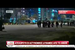 ΜΕΤ' ΕΜΠΟΔΙΩΝ ΦΟΡΤΩΝΟΥΝ ΤΑ ΠΛΟΙΑ ΣΤΟΝ ΠΕΙΡΑΙΑ (VIDEO)
