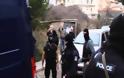 Αποκλειστικά πλάνα από τη μεταγωγή των τεσσάρων στα Δικαστήρια Κοζάνης- «Ζήτω η αναρχία» φώναξε ένας από τους κρατούμενους - ’Εφτυσε τους δημοσιογράφους άλλος