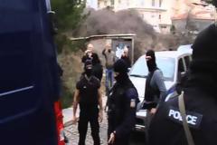 Αποκλειστικά πλάνα από τη μεταγωγή των τεσσάρων στα Δικαστήρια Κοζάνης- «Ζήτω η αναρχία» φώναξε ένας από τους κρατούμενους - ’Εφτυσε τους δημοσιογράφους άλλος