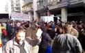 Παραγωγοί μοίρασαν 50 τόνους λαχανικών έξω από το Υπ.Ανάπτυξης
