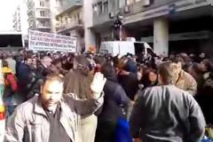 Παραγωγοί μοίρασαν 50 τόνους λαχανικών έξω από το Υπ.Ανάπτυξης
