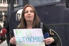 Έχουν και οι αστυνομικοί μάνες (VIDEO)