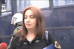 Σήκωσε πανό «Και οι Αστυνομικοί έχουν μάνες» και γιουχαϊστηκε από αναρχικούς - Δείτε video