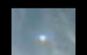 Μεγάλο UFO εμφανίζεται / εξαφανίζεται πάνω από τη Γη