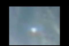 Μεγάλο UFO εμφανίζεται / εξαφανίζεται πάνω από τη Γη