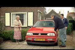 Ένα Video από την Volkswagen μας κάνει να ξανασκεφτούμε αν θα αγοράζαμε κάποιο μεταχειρισμένο αυτοκίνητο από ηλικιωμένο υπεράνω κάθε υποψίας...Δείτε γιατί!!!