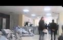 Εικόνες ντροπής στη ΔΟΥ Λαμίας - Πηδάς πάνω από τα σακιά για να εξυπηρετηθείς