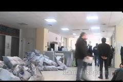 Εικόνες ντροπής στη ΔΟΥ Λαμίας - Πηδάς πάνω από τα σακιά για να εξυπηρετηθείς