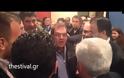 Αγρότης τσιμπάει το μάγουλο του Υπουργού Αγροτικής Ανάπτυξης! [video]