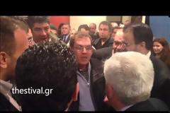 Γεωπόνος δίνει την κάρτα του στον υπουργό Τσαυτάρη και του... τσιμπά το μάγουλο - Δείτε video