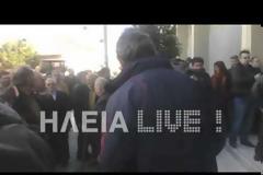 Πύργος: Σκόρπισαν αγροτικά προϊόντα και γάλα οι αγρότες σε Διοικητήριο ΔΟΥ - Δείτε video