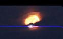 UFO περνά μπροστά από το φεγγάρι στην Καλιφόρνια