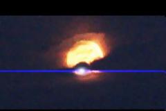 UFO περνά μπροστά από το φεγγάρι στην Καλιφόρνια