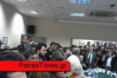 Πάτρα: Σε κλοιό από φοιτητές και αγρότες το Περιφερειακό Συμβούλιο Δυτικής Ελλάδας - Ένταση και αποχώρηση της παράταξης Παπαναστασίου