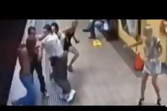 Βίντεο-ΣΟΚ: Άγρια επίθεση συμμορίας εφήβων κοριτσιών σε ζευγάρι