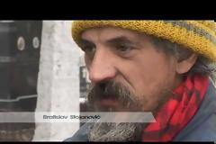 Άστεγος ζει μέσα σε μνήμα εγκαταλελειμμένου νεκροταφείου εδώ και 15 χρόνια [video]