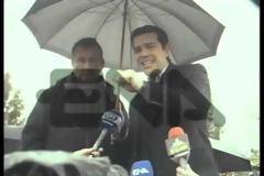 Με ομπρέλα πήγε ο Τσίπρας στους αγρότες!