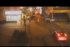Βίντεο Σοκ: Αυτοκίνητο χτυπά μητέρα με παιδί και τους εγκαταλείπει