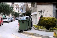 Τρίκαλα: Χωμένη μες στον κάδο απορριμμάτων για. λίγο φαγητό! [video]