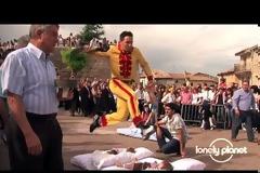 Ξέρατε ότι υπάρχει φεστιβάλ που πηδάνε πάνω από μωρά; [Video]