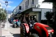 Αγρότες πραγματοποιούν πορεία με τρακτέρ στην Καλαμάτα