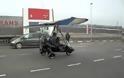 Ανεμόπτερο σταμάτησε για βενζίνη στην εθνική οδό