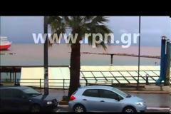 Άλλαξε το χρώμα της θάλασσας στη Ραφήνα