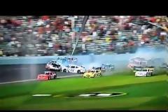 Aυτοκίνητο εκτοξεύτηκε σε θεατές σε αγώνα Nascar- 12 τραυματίες (video)