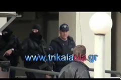 Δείτε όλο το σκηνικό της μεταφοράς του Παναγιώτη Βλαστού από το Νοσοκομείο Τρικάλων στις Φυλακές [video]