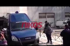 Πολίτες σε Τσοχατζόπουλο: «Ξεφτίλα, άντε Ακη για ακόμα καλύτερες μέρες»