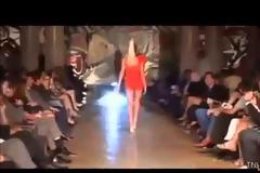 Επικό fail μοντέλου με... πατινάζ στην πασαρέλα (Video)