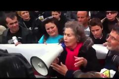 Δεν μας φοβίζουν μάνα μου οι σφαίρες τραγουδά και στη Θεσσαλονίκη η γιαγιά απ' την Ιερισσό!