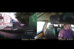 Άντρας έχει ανέβει σε αμάξι και κλωτσάει το τζάμι! [Video]