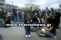 Δείτε σε βίντεο τον μικρότερο διαδηλωτή της Ελλάδας κατά του σχεδίου Αθηνά!
