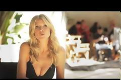 Η Heidi Klum αποπλανεί νεαρό άντρα με ένα τεράστιο ζουμερό burger