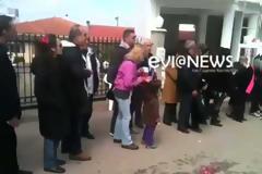 Λουκίσια: Σημάδεψαν με πιστόλια την δασκάλα τους! Φωτογραφίες και βίντεο