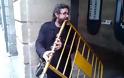 VIDEO: Ισπανός μουσικός παίζει μουσική με ένα ...κάγκελο!