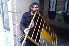 VIDEO: Ισπανός μουσικός παίζει μουσική με ένα ...κάγκελο!